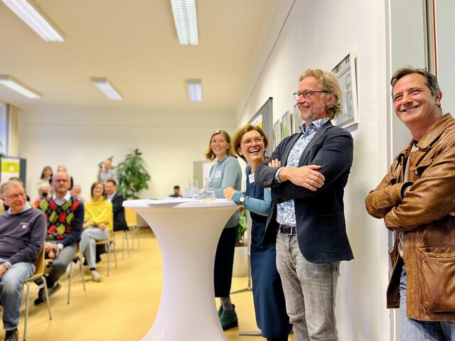 Im Saal der Bezirksvorstehung Josefstadt fand das Dialogforum des Achten statt. Auch Bezirksvorsteher Martin Fabisch (im Sakko) war mit dabei.  | Foto: BV 8/Stadtpsychologie