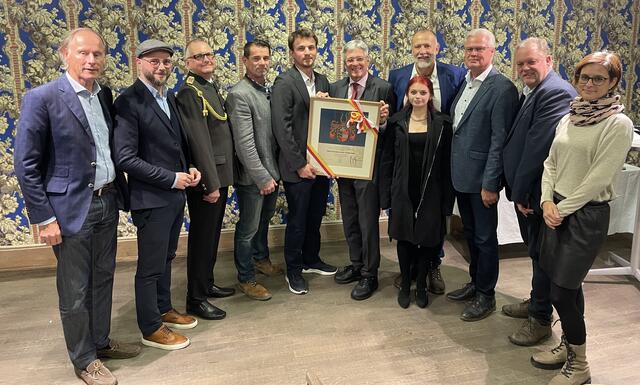 Landeshauptmann Peter Kaiser verlieh dem Verein mit Obmann Paphael Rauter das Recht zur Führung des Kärntner Landeswappens.  | Foto: RegionalMedien