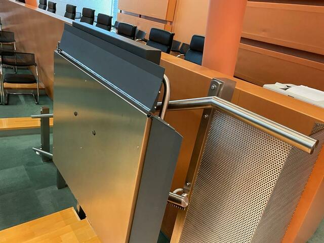 Sommer 2021 kam ein "Treppenlift" für Barrierefreiheit für Rollstuhlfahrer, aber im Saal kann man nicht barrierefrei unterwegs sein. | Foto: meinbezirk.at