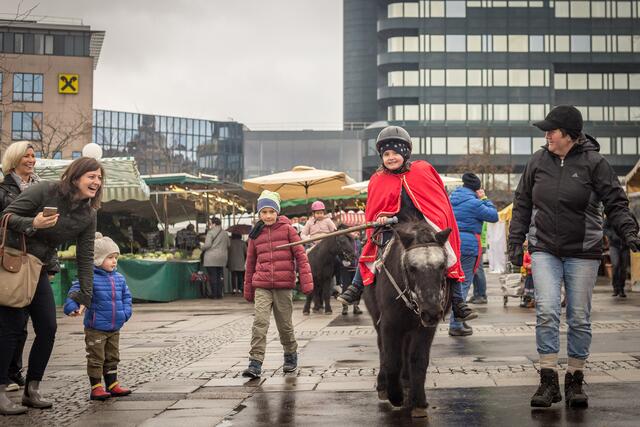 Von 9 bis 12 Uhr dürfen die Jüngsten am 11. November eine Runde auf echten Ponys über den Marktplatz reiten. | Foto: Verena Radler/Südbahnhofmarkt