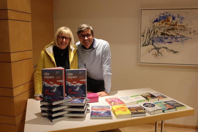 Ingeborg Strobl (Tyrolia) verkaufte im Anschluss u.a. das Buch von Andreas Jäger "Die Alpen im Fieber."  | Foto: Elisabeth Zangerl 