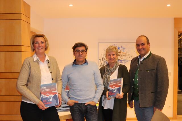 Birgit Heiseler (Gesunde Gemeinde Ladis), Vortragender, Klimaexperte und Meteorologe Andreas Jäger, Ulrike Netzer (Gesunde Gemeinde Ladis) und Bgm. Hans-Georg Pittl, (v.l.).  | Foto: Elisabeth Zangerl 