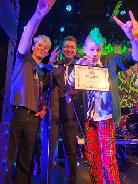 Die Punkband N.O.A freut sich über den zweiten Platz.