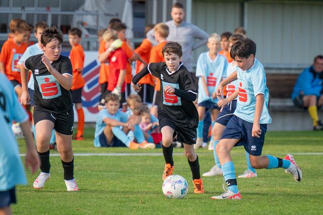 Die Mittelschule Perg Stadtzentrum (in Schwarz) und die Sportmittelschule Bad Kreuzen (in Hellblau) holten in der Vorrunde jeweils 19 Punkte. | Foto: Josef Pils
