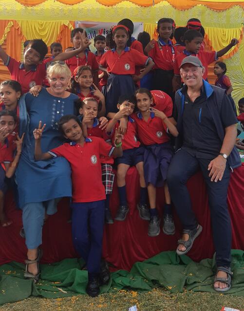 Brigitte und Heinz Söllinger mit Kindern in Nepal. | Foto: Brigitte Söllinger