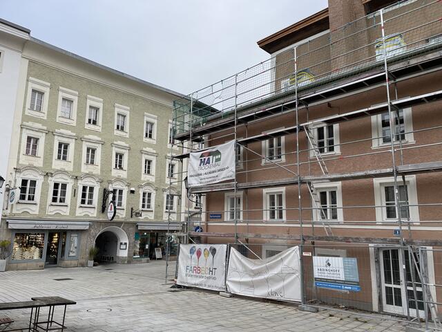 Der Halleiner Stadtkrug (links) mit dem beinahe fertiggestellten Frankhaus.  | Foto: Thomas Fuchs