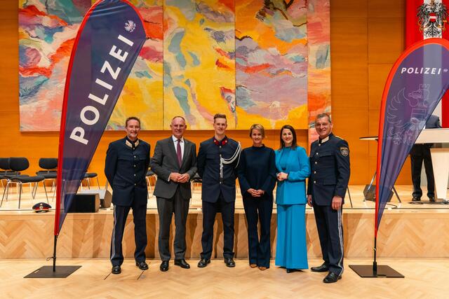 v.l.: ChefInsp. Bernd Vogler, Innenminister Gerhard Karner, der neue Polizist des Bezirks Reutte, Katharina Rumpf, LR Astrid Mair und Landespolizeidirektor Helmut Tomac. | Foto: LPD Tirol/Christian Viehweider