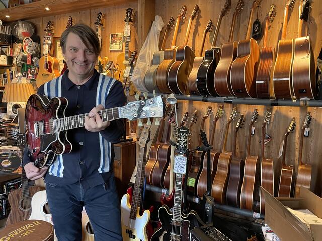 Zeitreise in die 1960er-Jahre: Musiker "Stootsie" in seinem "zweiten Wohnzimmer" mit Gitarren in unterschiedlichen Varianten.  | Foto: Lisa Gold