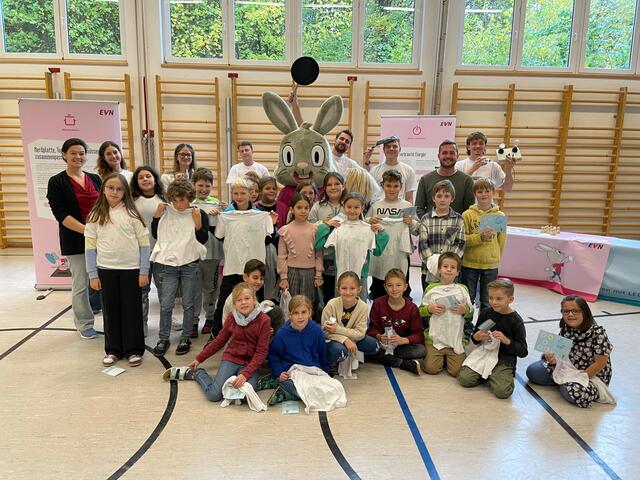 3. Klasse der VS Altlengbach mit Lehrkräften, EVN Team und dem Energiehasen Joulius. | Foto: EVN