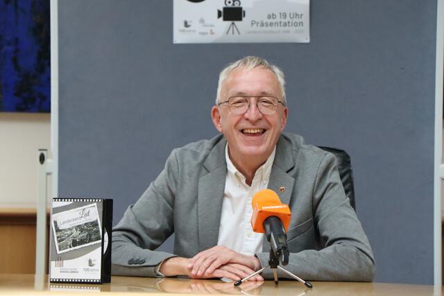 Bürgermeister Herbert Mayer freut sich sehr. | Foto: Celina Leitner