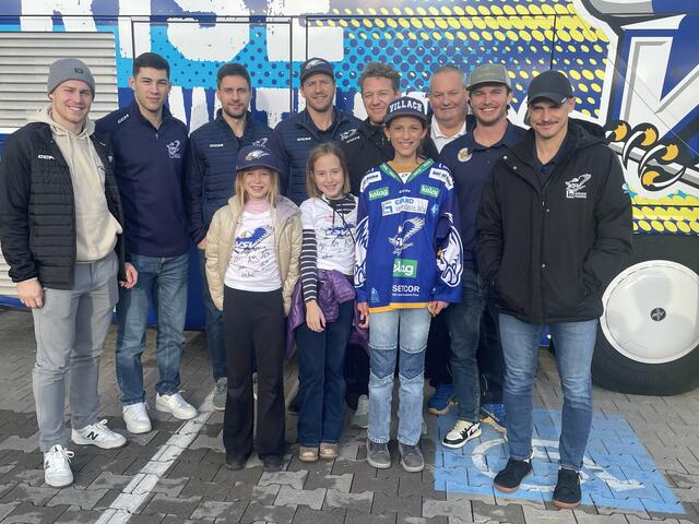 Die VSV-Spieler nahmen sich Zeit für ihre Fans. Annika, Katharina und Hannah freuten sich sehr auf das gemeinsame Foto vor dem Bus von Chauffeur Markus Rautner | Foto: MeinBezirk.at