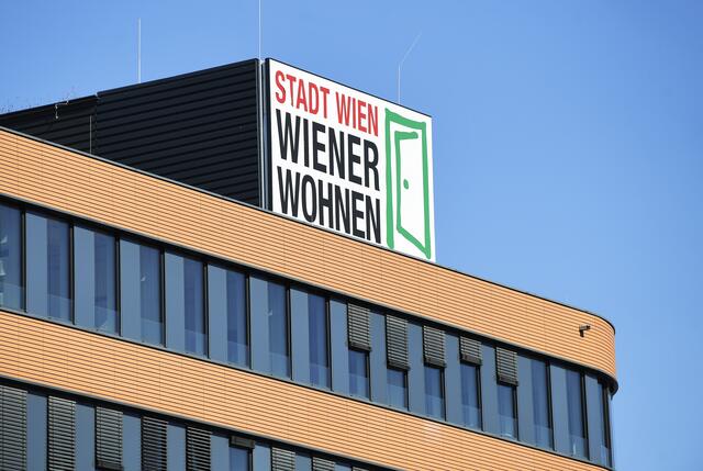 Vor Gericht stehen auch 45 Personen, die in dem Zeitraum bei Wiener Wohnen gearbeitet haben. | Foto: ROBERT JAEGER / APA / picturedesk.com