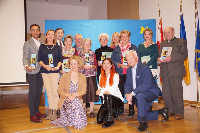 Die Seniorensportlerinnen und Seniorensportler 2023 mit Senioren-Landesrätin Christiane Teschl-Hofmeister, Jury-Mitglied Heidi Sykora, Landesobmann der NÖ Senioren Herbert Nowohradsky (1. Reihe) sowie Landespräsident des Pensionistenverbandes NÖ Johannes Bauer (2. Reihe, 3. v.li.), ORF-Moderatorin Birgit Perl (2. Reihe, 4. v.re.) und Christine Reiler (2. Reihe, 2. v.re.)  | Foto: Birgit Schmatz