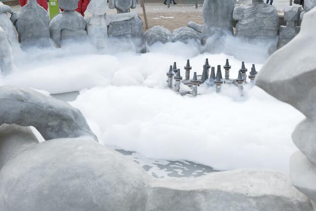 Unbekannte verwandelten den Jubiläumsbrunnen in ein "Schaumbad". | Foto: Max Spitzauer/RMW