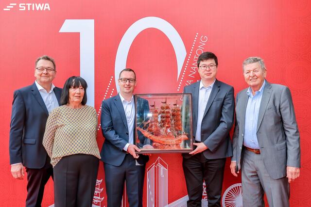 Die Stiwa Gruppe als Schiff mit besten Rückenwind als Symbolgeschenk des Su-Tong Science &amp; Technology Park Nantong. v.l.n.r.: Peter Sticht, Geschäftsführer Stiwa, Herta Sticht, Mathias Schwamberger (GF Stiwa Nantong), HUANG Xiaofeng (Su-Tong Science &amp; Technology Park) und Walter Sticht. | Foto: Stiwa Group