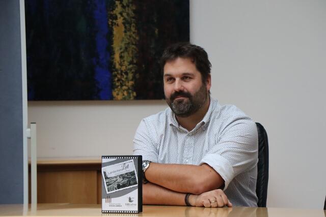 Johannes Schönherr erklärt das neue Buch der Stadt Landeck. | Foto: Celina Leitner