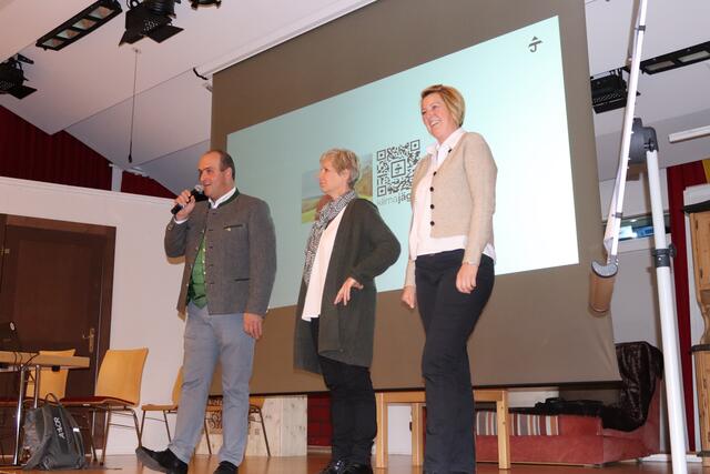 Bgm. Hans-Georg Pittl nahm die Begrüßung vor. Mit im Bild sind Ulrike Netzer und Birgit Heiseler (Gesunde Gemeinde Ladis).  | Foto: Elisabeth Zangerl 