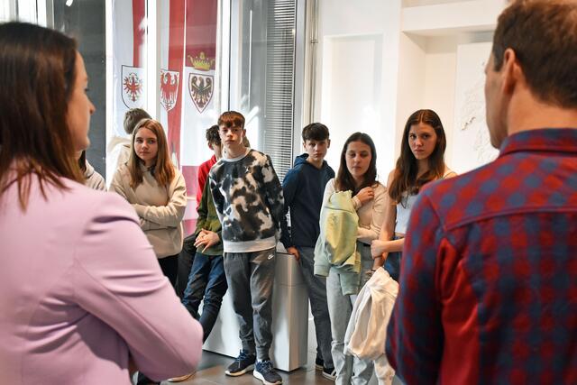 LRin Astrid Mair und Patrick Nairz, Leiter des Lawinenwarndienstes des Landes Tirol, begrüßten die SchülerInnen der Mittelschule Matrei am Brenner (Klasse 4c). | Foto: Land Tirol/Brandhuber