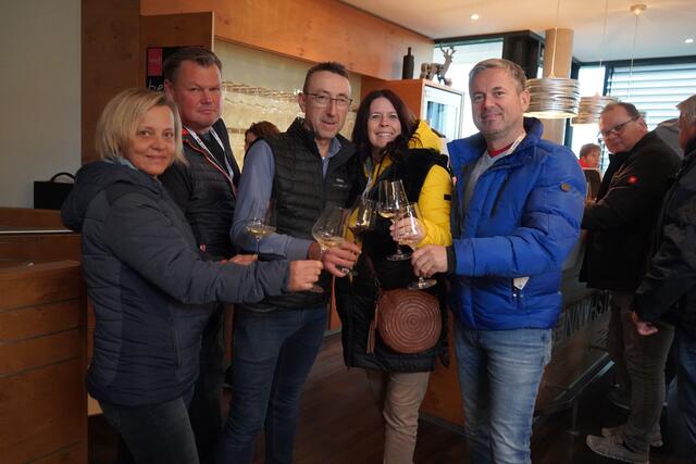 Gäste aus Graz-Umgebung stoßen mit Winzer und Bürgermeister Hannes Steurer auf den neuen Jahrgang an | Foto: Andrea Glatzer