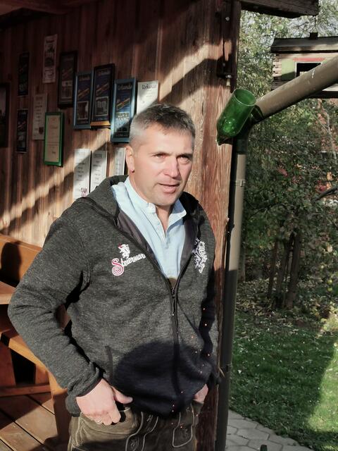 Herr Hütter betreibt in seiner Landwirtschaft Mais- und Getreideanbau, seine Mastschweine sind echte "Vulkano-Schweine" | Foto: Hermine Arnold