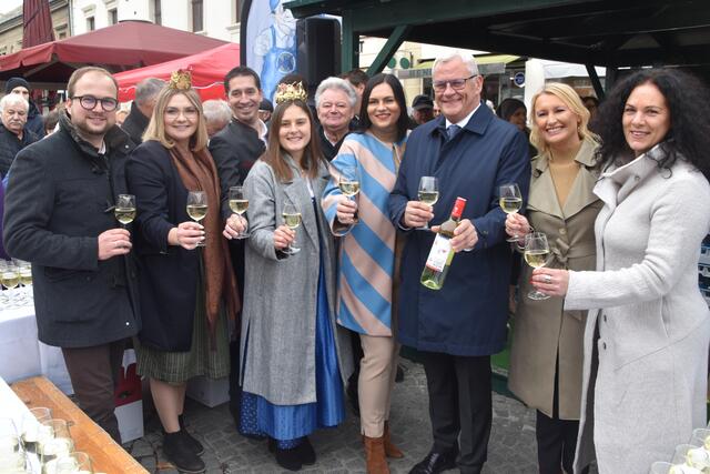 (v.l.) Istvan Deli, Weinprinzessin Sophie, Christian Zechmeister, Weinkönigin Hannah, Erich Unger, Direktor der Landwirtschaftlichen Fachschule, Astrid Eisenkopf, Bürgermeister Thomas Steiner, Elisabeth Pauer-Gerbavsits und Charlotte Toth-Kanyak.  | Foto: Stefan Schneider