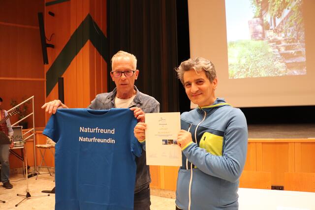Javad Aliabadi erkundete bei den wöchentlichen Gemma-Runden 80 Mal die nähere Umgebung. Mit einer Ehrenurkunde und T-Shirt dankte Naturfreundeobmann Helmut Scherounigg dafür. | Foto: Edith Ertl
