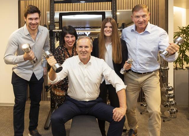 Vize-Weltmeister Michael Matt, Coach Andrea Außerlechner, Vorstandsvorsitzender der Volksbank Tirol Markus Hörmann, Weltmeisterin im Naturbahnrodeln Lisa Walch und Coach Gerhard Außerlechner (v.l.) | Foto: Die Fotografen