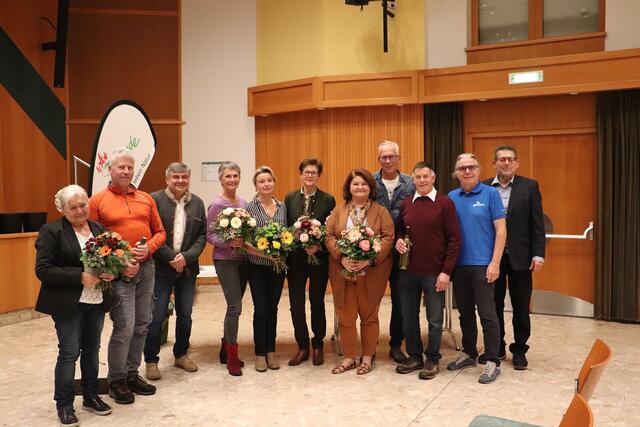 Bgm. Doris Dirnberger mit dem Vorstand der Naturfreunde Helmut Scherounigg, Helmut Schweighofer und Andreas Lesjak, Franz Zieger und ehrenamtlichen Stützen wie Monika Dieng,  Andrea Somitsch, Gertraud Huber, Gudrun Schweighofer, Urban Schmidhofer und Hubert Gangl.  | Foto: Edith Ertl