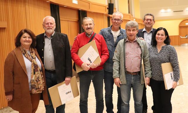 Seit 25 Jahren Mitglied bei den Naturfreunden Gratwein: Wolfgang Kamedler, Josef Zottler und das Ehepaar Johanna und Siegfried Lanz. Bgm. Doris Dirnberger (li) sowie Helmut Scherounigg und Helmut Schweighofer (2.R.) dankten dafür.  | Foto: Edith Ertl