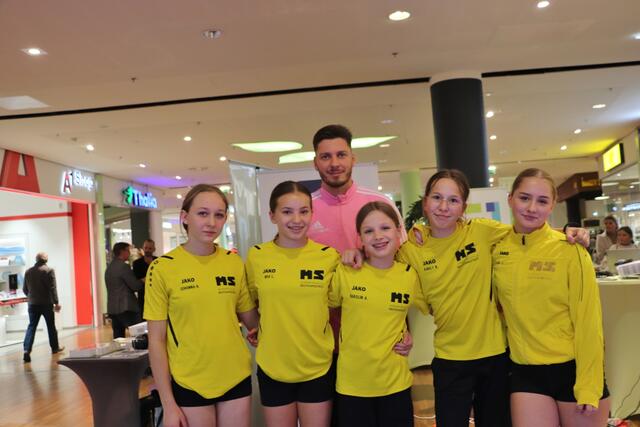 Mädchen der 3. Klasse MS Deutschfeistritz (im Bild mit Sportlehrer Philipp Vorraber) zeigten wie ihre Kolleginnen der 4. Klasse Bodenturner in höchster Eleganz. | Foto: Edith Ertl
