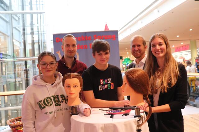 PTS-Dir. Reinhard Koopmans und Lehrer ließen die Schüler Carina und Christian die Schwerpunkte ihrer Schule erklären. | Foto: Edith Ertl