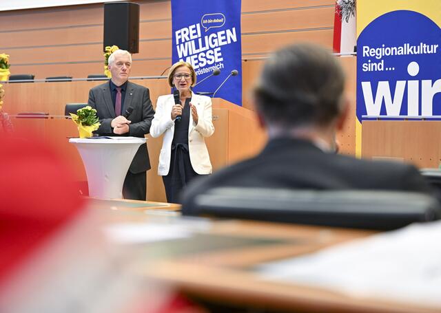 Landeshauptfrau Johanna Mikl-Leitner mit Martin Lammerhuber, Geschäftsführer Kultur.Region.Niederösterreich, bei der Eröffnungsfeier der fünften Freiwilligenmesse im Landtagssaal St. Pölten. | Foto: NLK Filzwieser