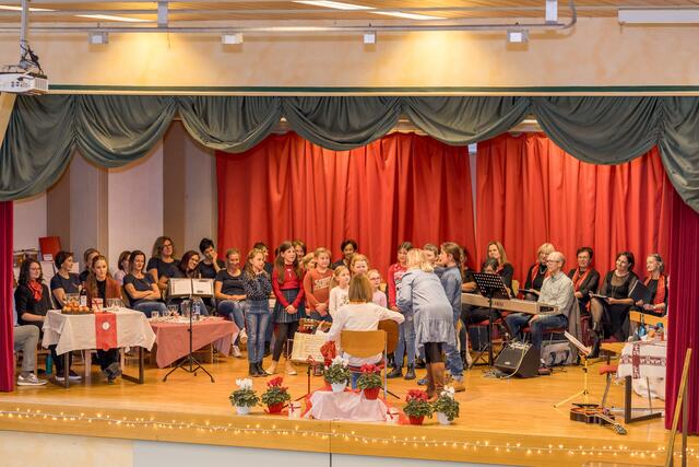 Krankheitsbedingt leider nur der reduzierte Kinderchor Schmirn. Trotzdem toll gesungen! | Foto: Holzmann