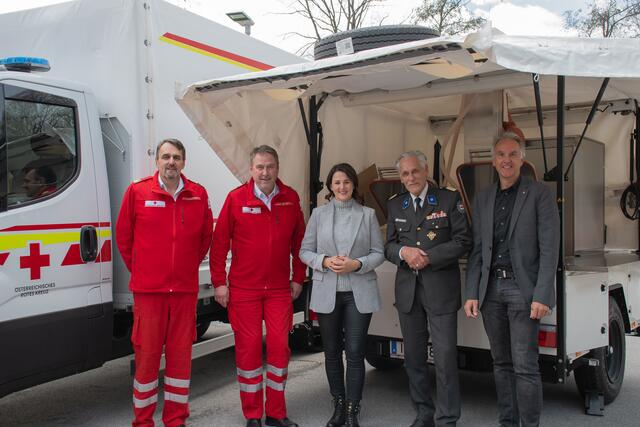 Der stv. Landesrettungskommandant Günther Schwemberger, Landesrettungskommandant Martin Dablander, Landesrätin Astrid Mair, Günther Ennemoser, Präsident Rotes Kreuz TIrol, und Michael Fankhauser, Abteilung Krisen- und Gefahrenmanagement Land Tirol (v.l.n.r.) freuen sich über den neuen Klein-LKW und insbesondere über die neue Feldküche für den Katastropheneinsatz. | Foto: Rotes Kreuz Tirol / Petra Veider