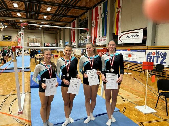 3. Platz für Julia, Viki, Alex, Stella (AK 18 Oberstufe)  | Foto: SV Flic-Flac