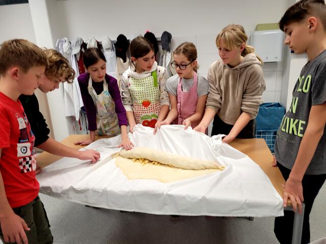 Rund um den Apfel. Eine Aktion der Gesunden Gemeinde Pabneukirchen mit Schülern.  | Foto: Sandra Katharina Cárdenas Lara