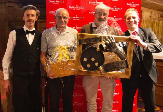 Watten Casino Croupier Alois Schöpf, die Gewinner Rudi Gerhold und Norbert Töpfer sowie Floormanager Alexander Wikipil (v.l.) | Foto: Casinos Austria