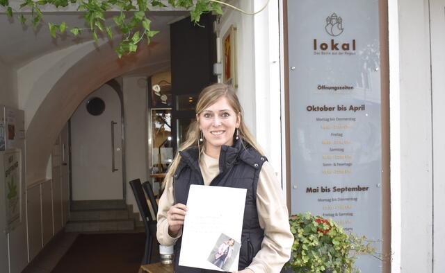 Yasmin Fritz-Jesse mit einem Wunschzettel ans Christkind. Am Montag, 13. November, startet wieder ihre karitative Aktion „Weihnachtsbox to go“ in Völkermarkt. | Foto: RegionalMedien
