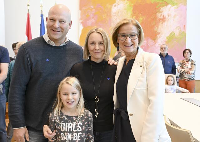 Landeshauptfrau Johanna Mikl-Leitner empfing zahlreiche Besucherinnen und Besucher beim „Tag der offenen Tür“ in ihrem Büro. | Foto: NLK Pfeiffer