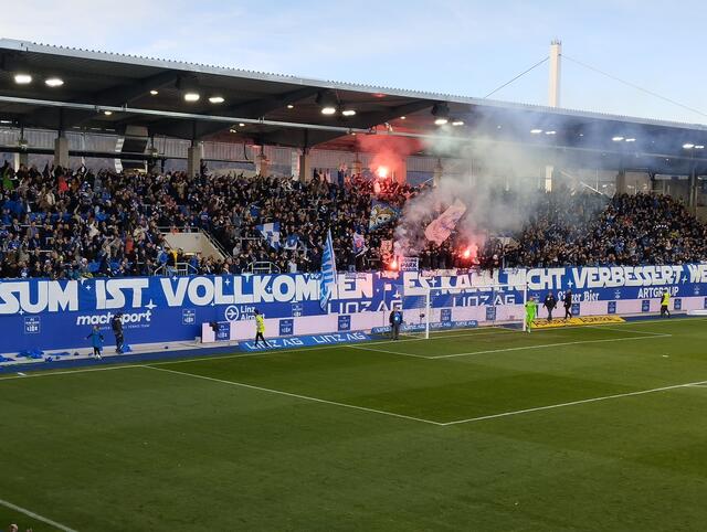 Die Blau-Weiß-Fans bejubeln eine starke Leistung ihrer Mannschaft und den verdienten Derbysieg. | Foto: BRS