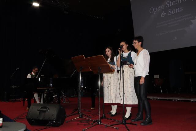 Gelungener Ausklang des Konzerts, der "Open Steinway" - im Bild zu sehen ist die Familie Mathies aus Pettneu.  | Foto: Elisabeth Zangerl 