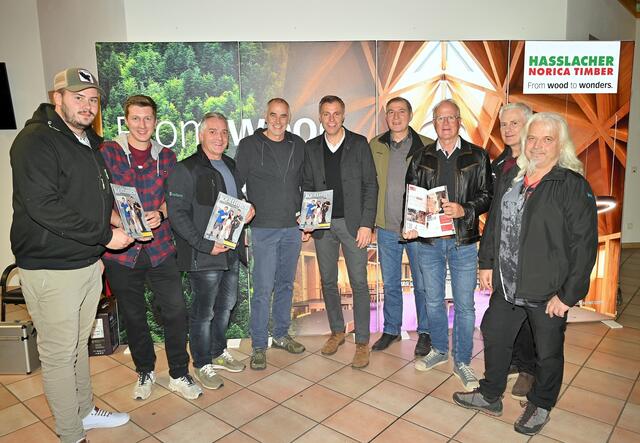 Obmann Rainer Holz mit den Vorstands-Mitgliedern des Vereines "Zunkunft Handwerk und Industrie Gailtal" (ZHIG) im Foyer des Bürohauses der Firma Hasslacher Holzbausysteme in Kühweg bei Hermagor. | Foto: Hans Jost