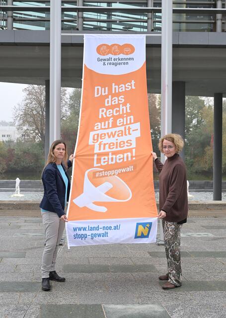 Elisabeth Cinatl, Sprecherin der NÖ Mädchen- und Frauenberatungsstellen und Frauen-Landesrätin Christiane Teschl-Hofmeister.
 | Foto: NLK Burchhart