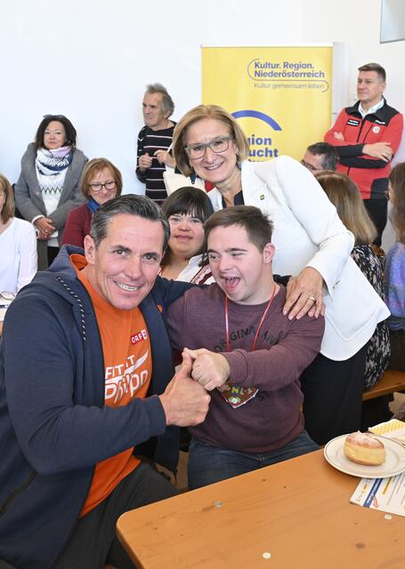 Landeshauptfrau Johanna Mikl-Leitner und Philipp Jelinek („Fit mit Philipp“) zu Besuch beim Radio NÖ Frühschoppen im Ostarrichisaal. | Foto: NLK Filzwieser