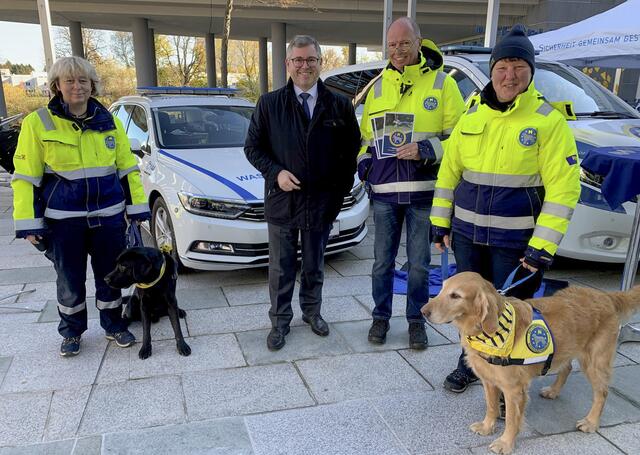 Landesrat Ludwig Schleritzko besuchte bei der Freiwilligenmesse unter anderem auch die NÖ Rettungshundestaffel. | Foto: Büro Schleritzko