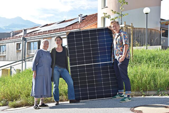 Der Führungskreis des Netzwerks St. Josef, Sr. Maria Magna Rodler, Oberin, Mag.a Veronika Mair und Peter Stocker freuen sich über die neue Photovoltaikanlage und den Schritt in eine nachhaltige Energiezukunft. | Foto: SE Barmh.Schw.Zams