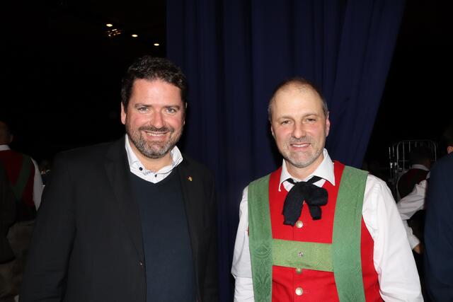 Auch Peter Vöhl, der Obmann der Stadtmusikkapelle Landeck ließ sich das Konzert nicht entgehen. Im Bild ist er mit Günther Öttl, Kapellmeister der MK St. Anton am Arlberg.  | Foto: Elisabeth Zangerl 