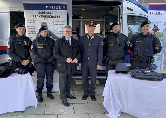 Landesrat Ludwig Schleritzko und Landespolizeidirektor Franz Popp (Mitte) mit Kolleginnen und Kollegen der Polizei bei der fünften Freiwilligenmesse im Regierungsviertel St. Pölten. | Foto: Büro Schleritzko