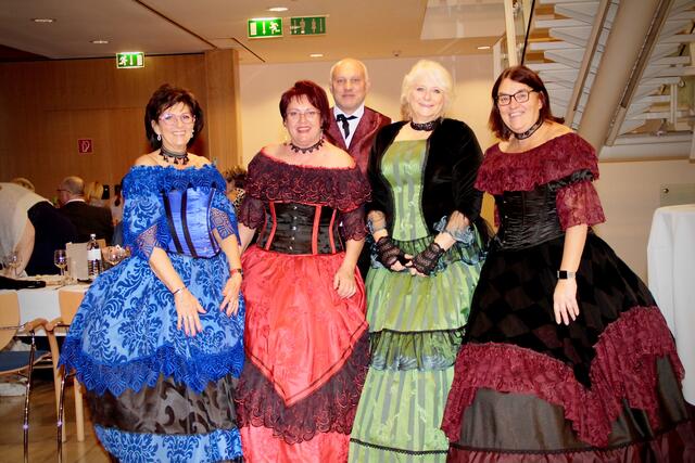 Roswitha, Brigitte, Andreas, Sylvia und Hannelore von den Stock City Liners bereiteten sich schon früh für die Mitternachtseinlage vor. | Foto: Friedrich Doppelmair