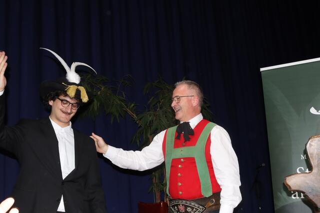Ein Geschenk von Seiten der Musikkapelle St. Anton am Arlberg: Giorgi Gigashvili bekam einen originalen "Musikanten-Hut."  | Foto: Elisabeth Zangerl 